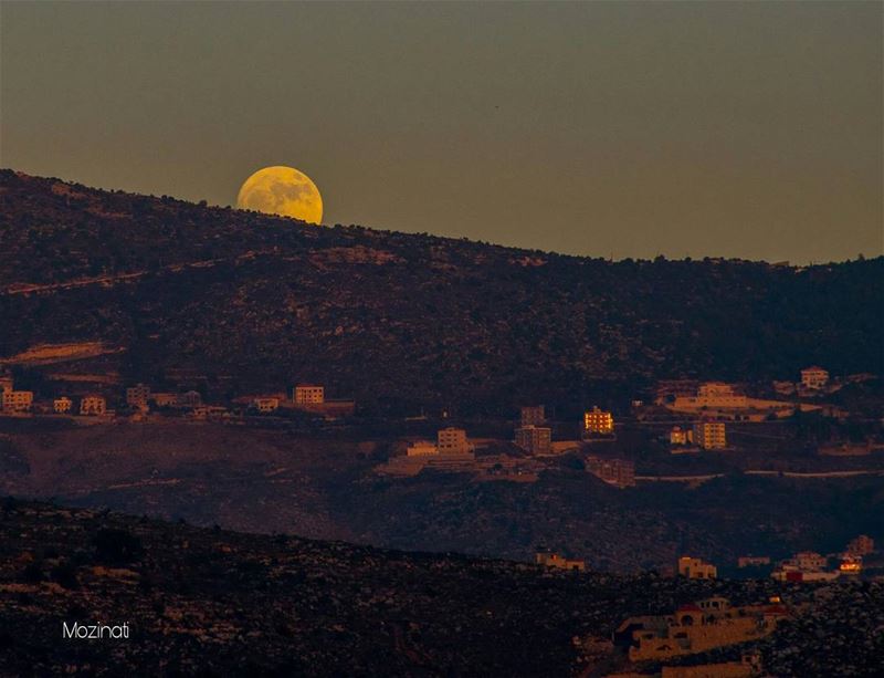 Hello Moon.. 😊 -_-_-_-_-_-_-_-_-_-_-_--__-_--_ moon moonlovers... (Hoûmîne El Faouqa, Al Janub, Lebanon)
