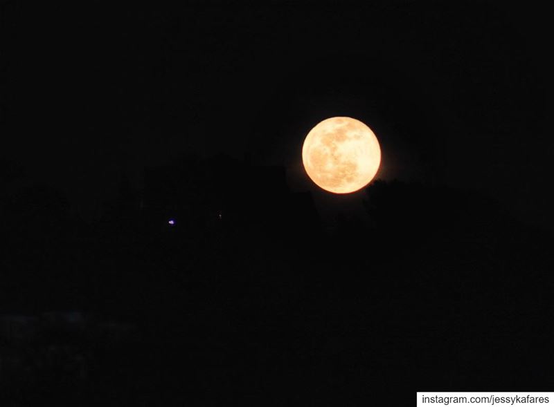 Hello tonight’s beautiful moon😁🌚 how can you look at this and not dream😍 (El Mounsef, Mont-Liban, Lebanon)