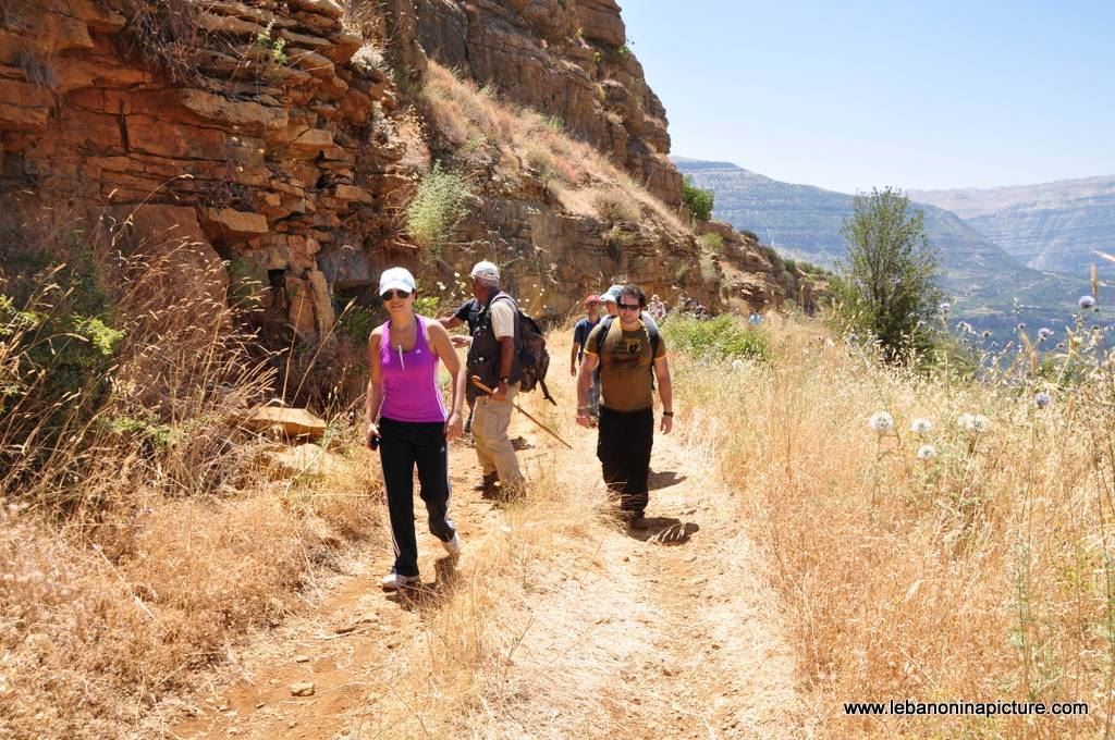 Hiking in Akoura with Promax