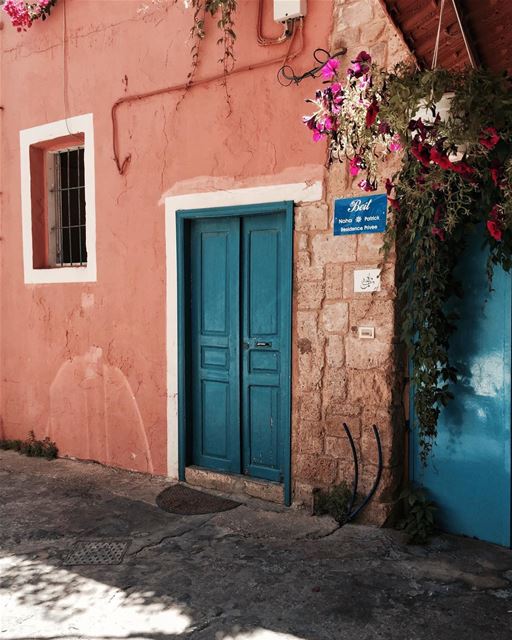 I am falling in love with Tyre 🌺🏠💕✨ Beirut architecture nature... (Tyre, Lebanon)