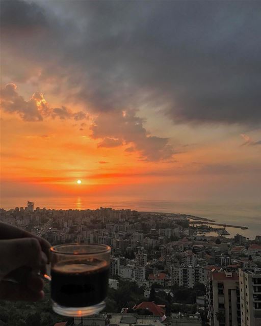 I think its favorite sunset/coffee shot ever ☕️🌅✨❤️• whatsuplebanon ... (Joünié)