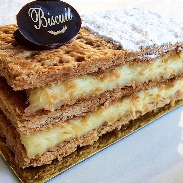 In your hand don't use fork & knife, this is how we should eat the mille feuille to live the experience !!! ❤️❤️❤️❤️ (Biscuit SARL)