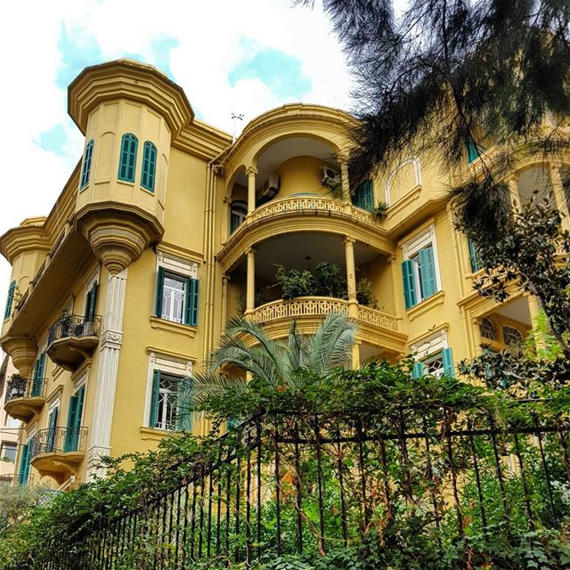 it's always a pleasure to see old building very well taken care of  beirut... (Clemenceau 326)
