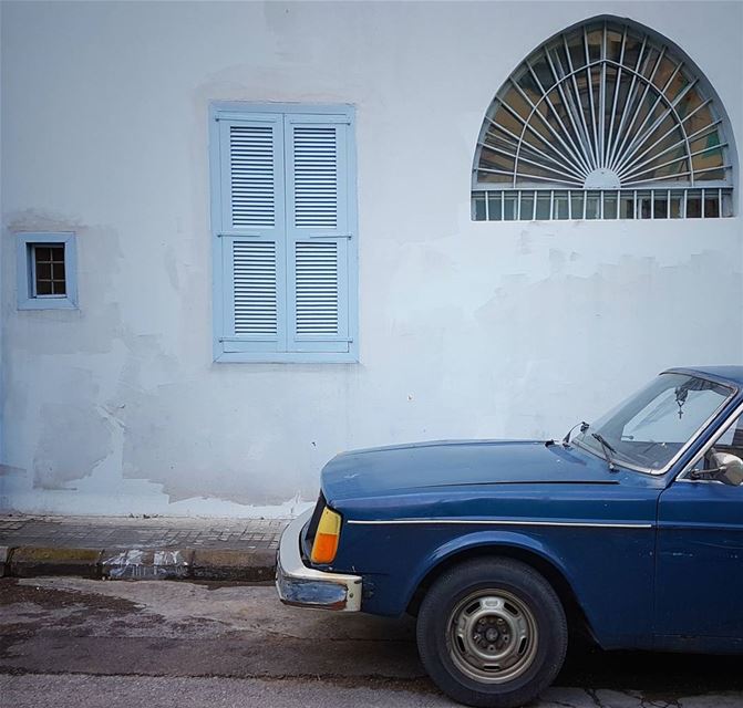 It's odd that an old window's best friend is always a waiting car 💙... (Gemmayze)