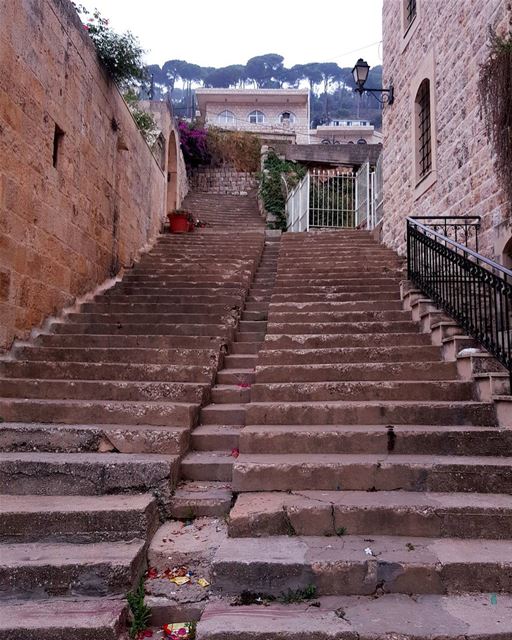 J'ai la nostalgie d'une de ces vieilles routes qui mènent hors des... (Dayr Al Qamar, Mont-Liban, Lebanon)