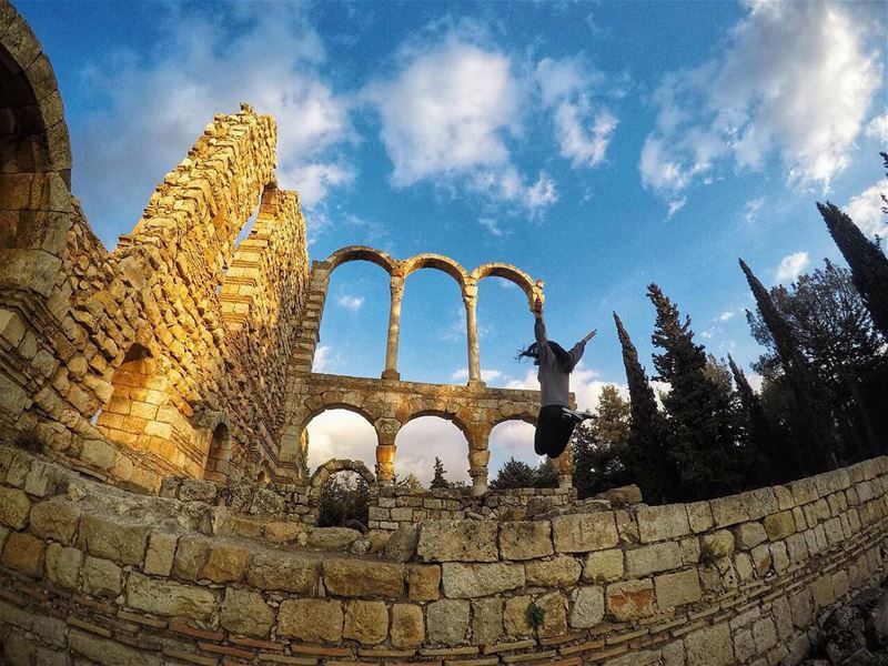 Jumping away from my responsibilities be like 👆🏻🤷🏻‍♀️ (`Anjar, Béqaa, Lebanon)