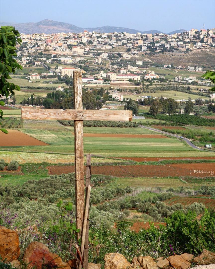 Keeping an eye over our villages ✝️ @livelovemarjeyoun .... canon... (Marjayoûn, Al Janub, Lebanon)