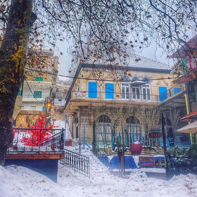 La neige au chaume coud ses FrangesMais sur le toit s'ouvre le CielEt,... (Ehden, Lebanon)