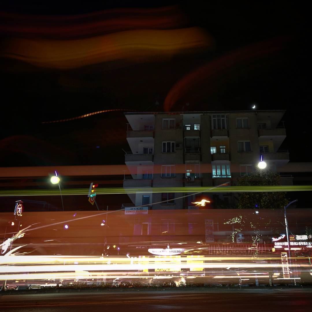 La noche -  ichalhoub shooting light trails in  mobilephotography / ...