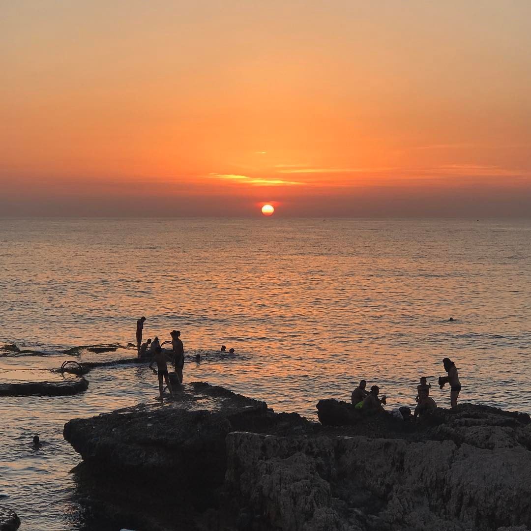 Le coucher du Soleil. 🌅•••••••••••••••••••••••••• prolebanon ... (Ain El Mreisse, Beyrouth, Lebanon)
