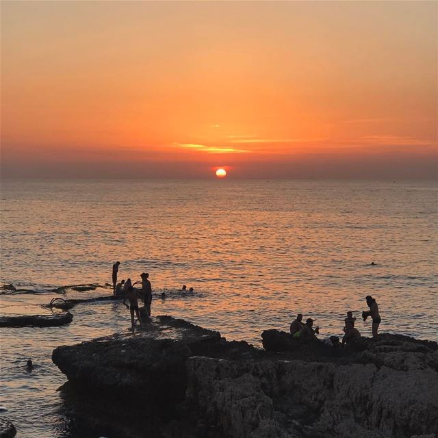 Le coucher du Soleil. 🌅•••••••••••••••••••••••••• prolebanon ... (Ain El Mreisse, Beyrouth, Lebanon)