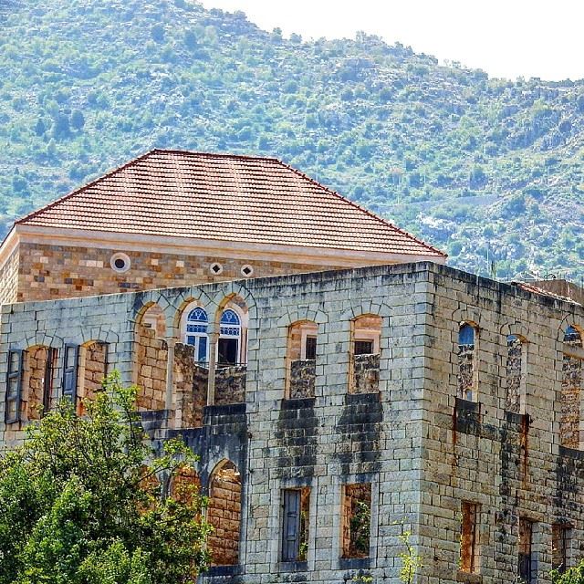 Looking behind windows arches.  insta_lebanon  ig_lebanon  proudlylebanese... (Douma, Liban-Nord, Lebanon)