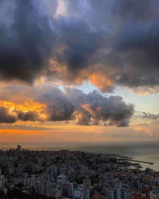 Looks like hell meeting heaven• beiruting  beirut  lebanon  beirutcity ... (Joünié)