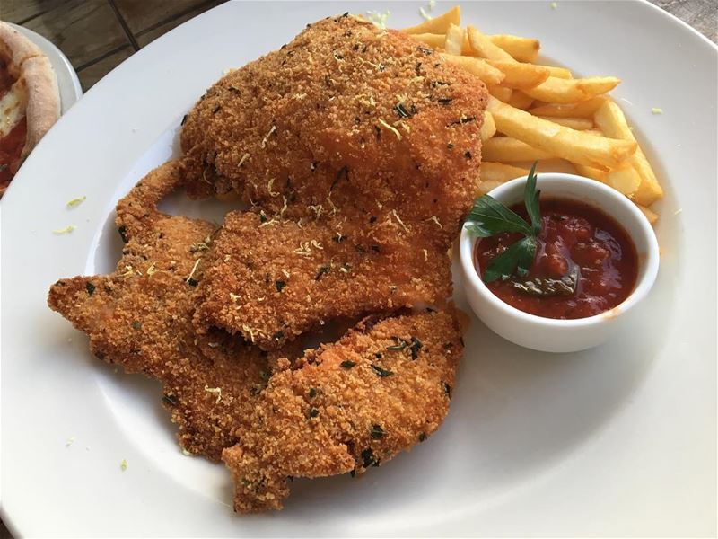 Lunch time 🍴🤤🙋🏼. tuesday food eat yummy nomnom foodie foodporn... (Beirut, Lebanon)