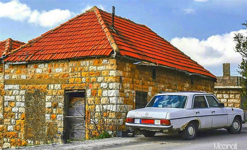  mercedes mercedesbenz old oldcar oldhouse houses architecturephotography... (Beït Chabâb, Mont-Liban, Lebanon)