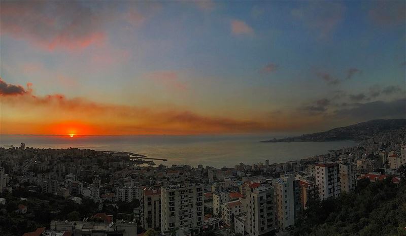 Mondays can't be that bad with sunsets like this one 🌅 lebanon  jounieh•... (Joünié)