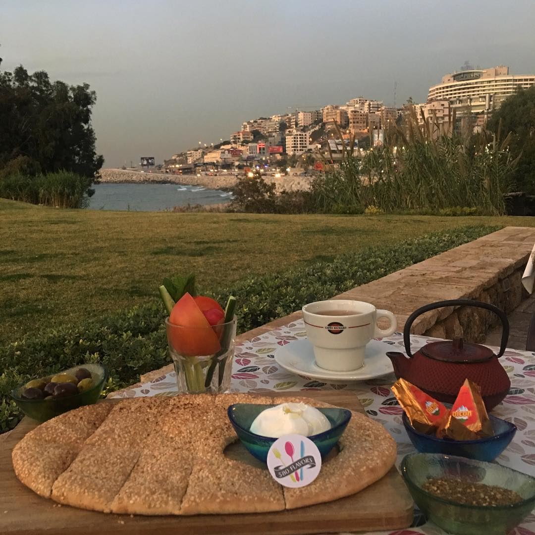 Morning with a view 😍😍 @almandaloungroup  dbayeh  beirut ...... (Kahwet El Mandaloun- Dbayeh)