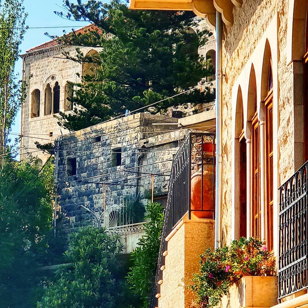My favourite kind of Lebanese houses in one capture summertime... (El-Mukhtarah, Mont-Liban, Lebanon)