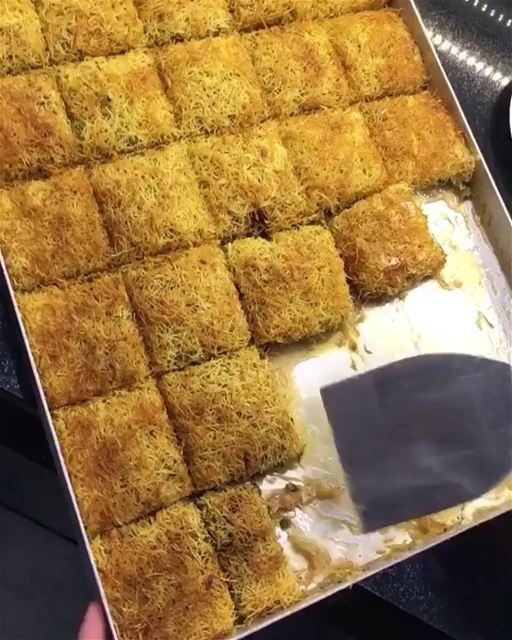 🇱🇧 Nothing compares to Middle Eastern sweets!By @gurme_avukat  Beirut ... (Beirut, Lebanon)