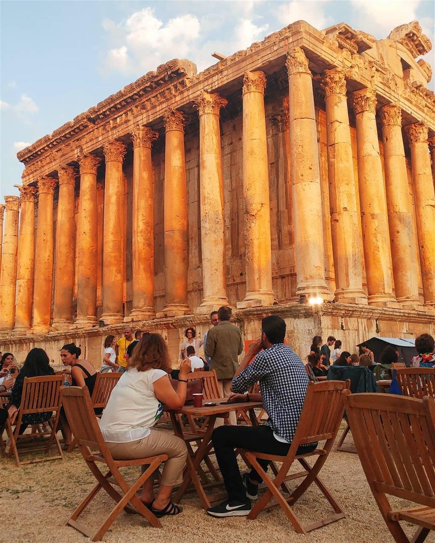 O Templo de Baco é tão majestoso que precisamos parar por algumas horas à... (Baalbeck, Béqaa, Lebanon)