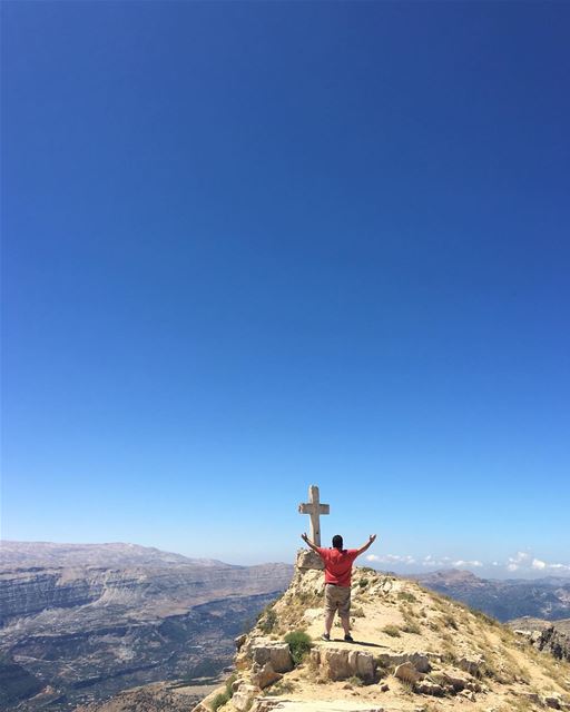 On the top of the world 🌎  peterwenmaken  livelovelaklouk ... (Akoura, Mont-Liban, Lebanon)