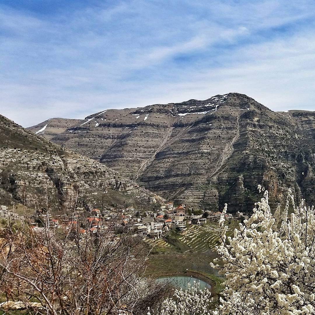 One sees great things from the valley; only small things from the peak.🗻🏡 (Akoura, Mont-Liban, Lebanon)