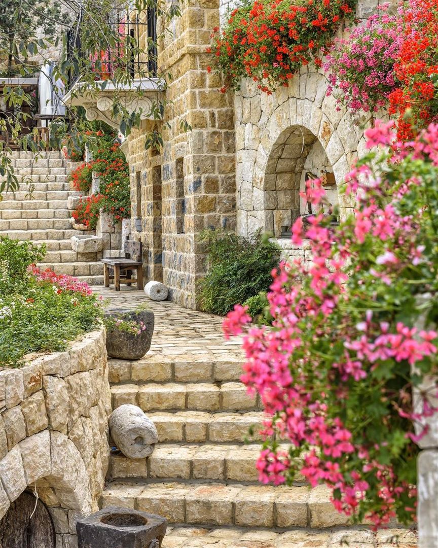 Outra antiga, autêntica e pitoresca casa libanesa, toda construída em... (Byblos, Lebanon)