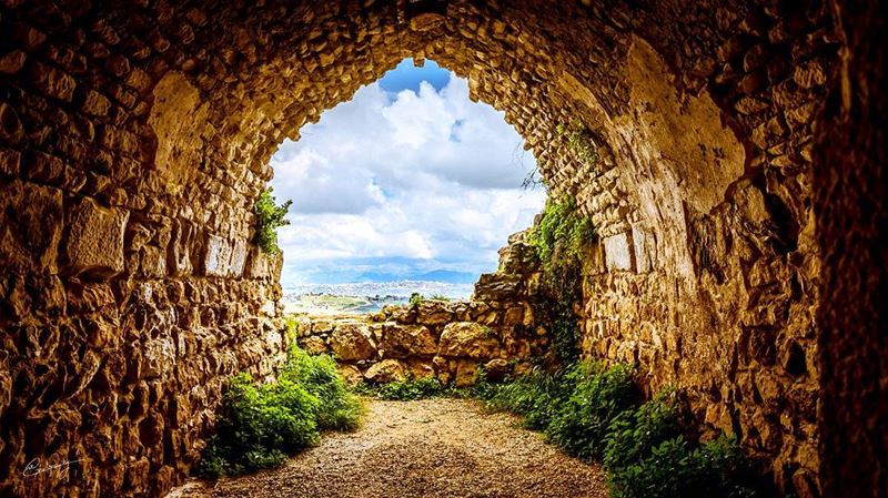 Peaking  south  lebanon  plain  green  nature  castle  snapshot  photo ... (Beaufort Castle, Lebanon)