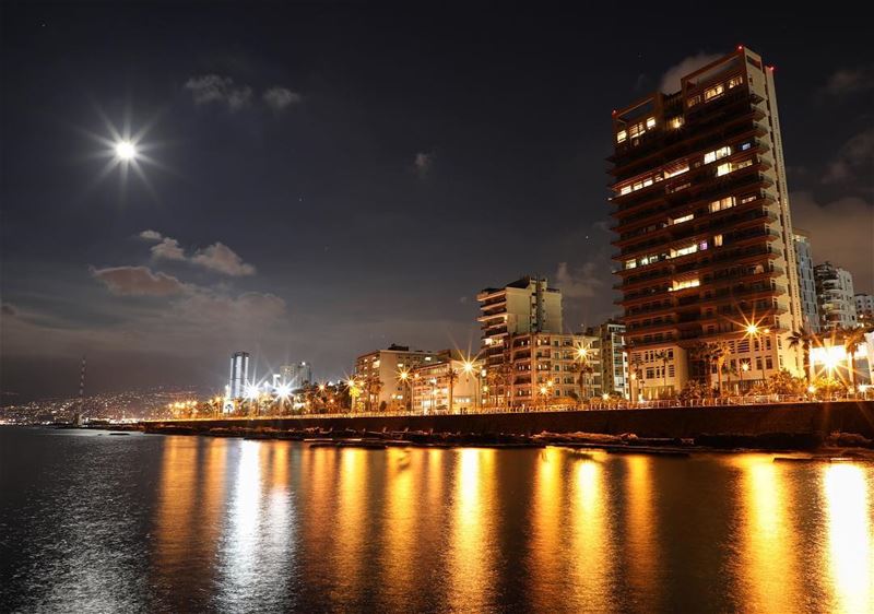 🌕✨✨..... photography photographer photooftheday picoftheday... (Ain El Mreisse, Beyrouth, Lebanon)