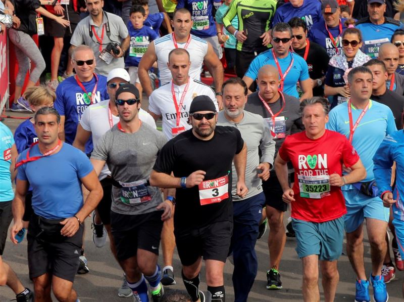 PM Saad al-Hariri (C) starts running during the annual Beirut Marathon. 