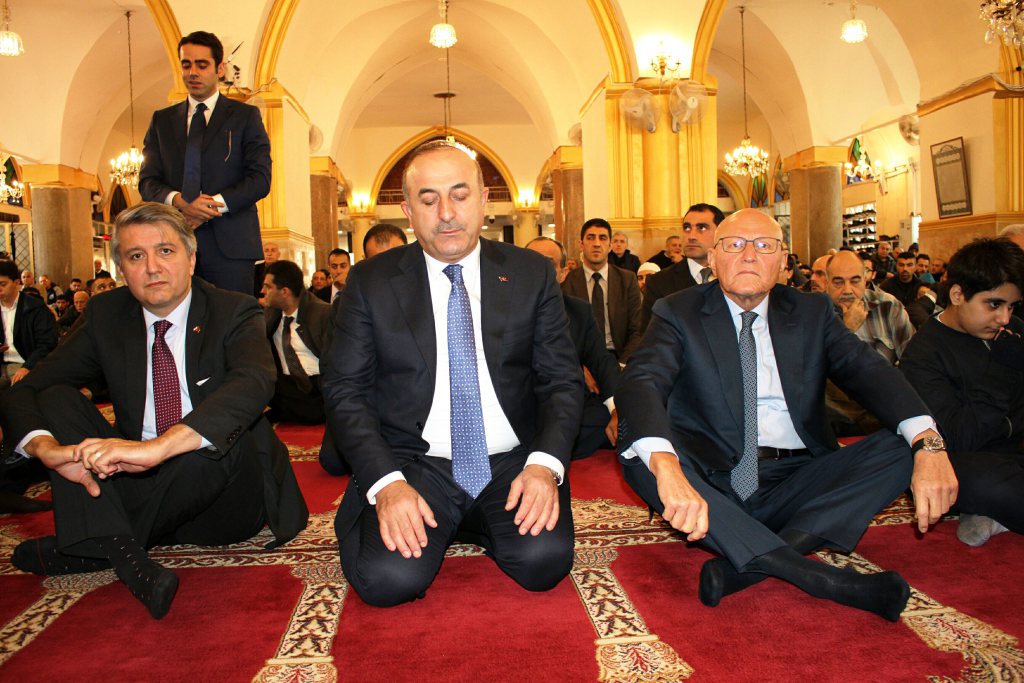 PM Tammam Salam (R) & Turkish Foreign Minister Mevlut Cavusoglu (C) attending the Friday Prayers at a mosque in Beirut.