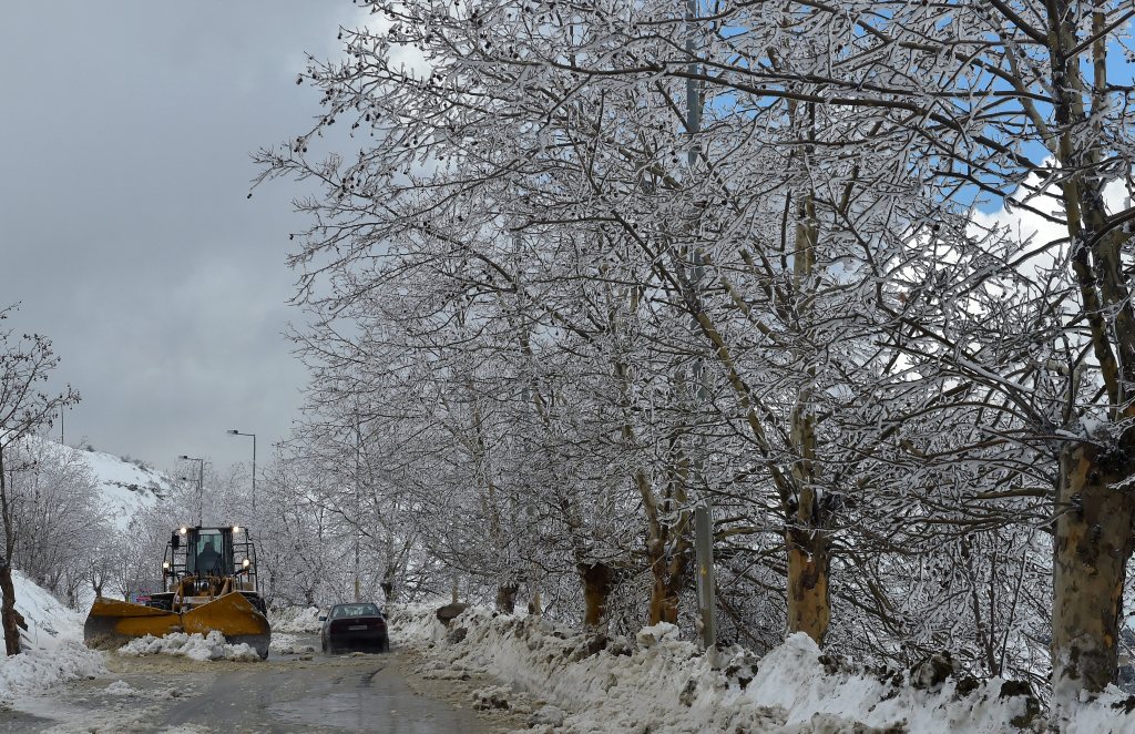 Removing snow in Sawfar southeast Beirut. (WAEL HAMZEH / EPA)