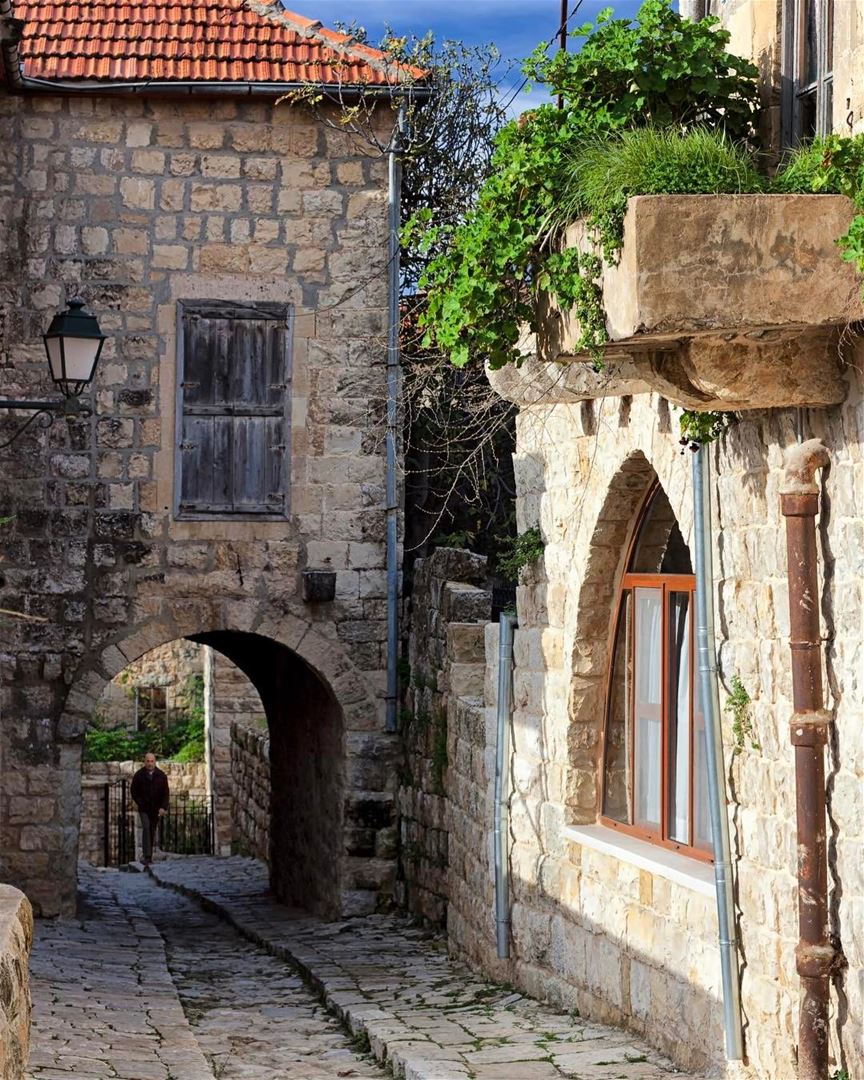 Rua antiga na cidade histórica de Deïr El Qamar, fotografada por Khaled... (Deïr El Qamar, Mont-Liban, Lebanon)