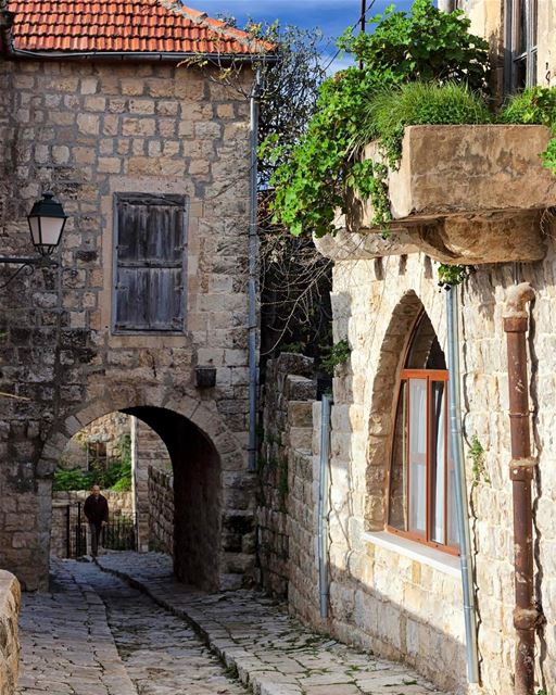 Rua antiga na cidade histórica de Deïr El Qamar, fotografada por Khaled... (Deïr El Qamar, Mont-Liban, Lebanon)