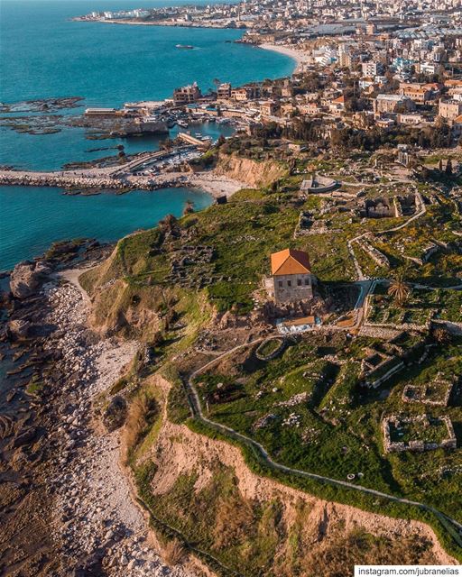 Ruins scattered all over the Lebanese coastline 🏛 (Byblos - Jbeil)