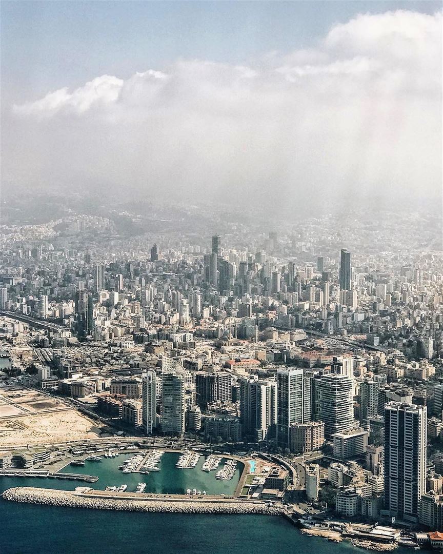 Senhoras e senhores passageiros, bem vindos à Beirute! E a primeira vista... (Beirut, Lebanon)