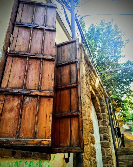 {{Shoot what you Lov£}} beirut gemmayze window daraj_el_fan livelovelaugh... (Gemmayze Gem)