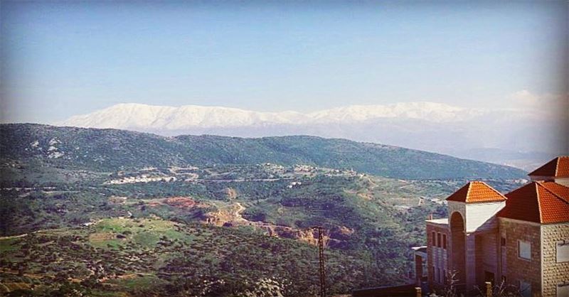 South Lebanon, where green and white mountains meet 🗻⛰@livelove.jnoub @li (`Aramtá, Al Janub, Lebanon)