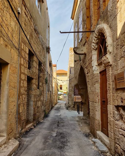 Strolls through the historic town of Batroun's tight streets... BTW, cars... (Batroûn)