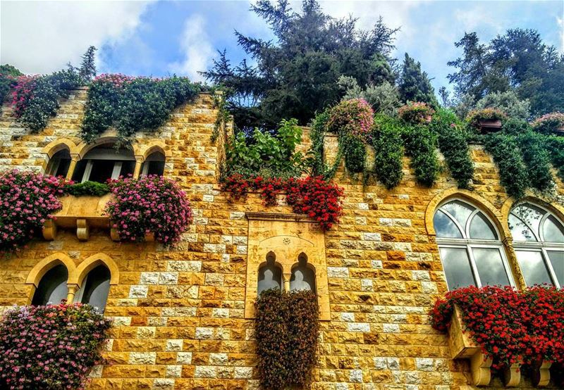 Summer colours💙💚💛💜 summer 2017 brummana montliban lebanon lebanese... (Brummana)