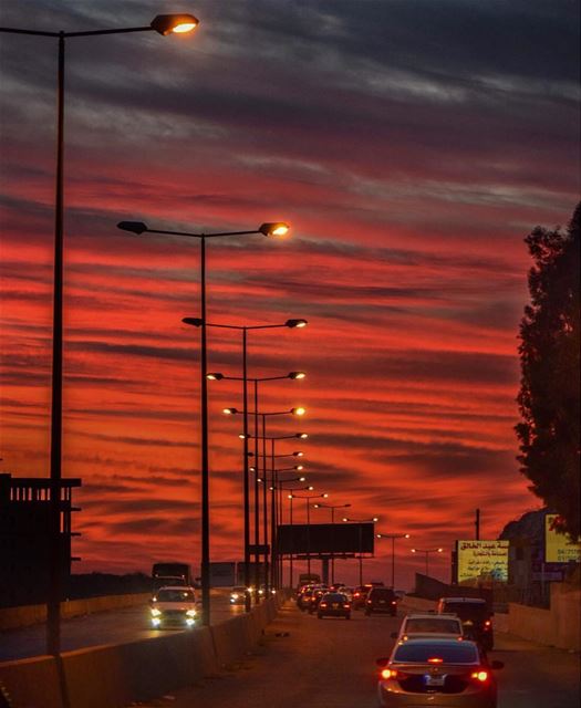 Sunset eruption 🔥By @ahmad_halablab  Liban  Libano  LebanonRemember to... (Bhamdoûn, Mont-Liban, Lebanon)
