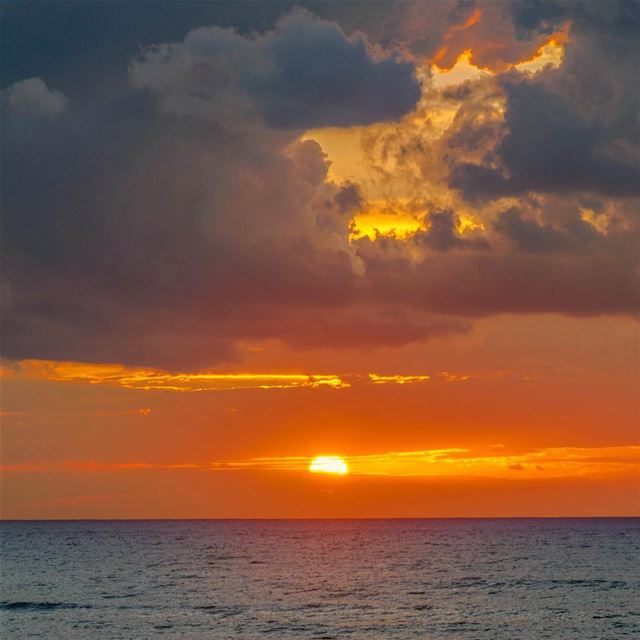 🌅🌅............. Sunset pysglb sea beirut clouds lebanon... (Beirut, Lebanon)