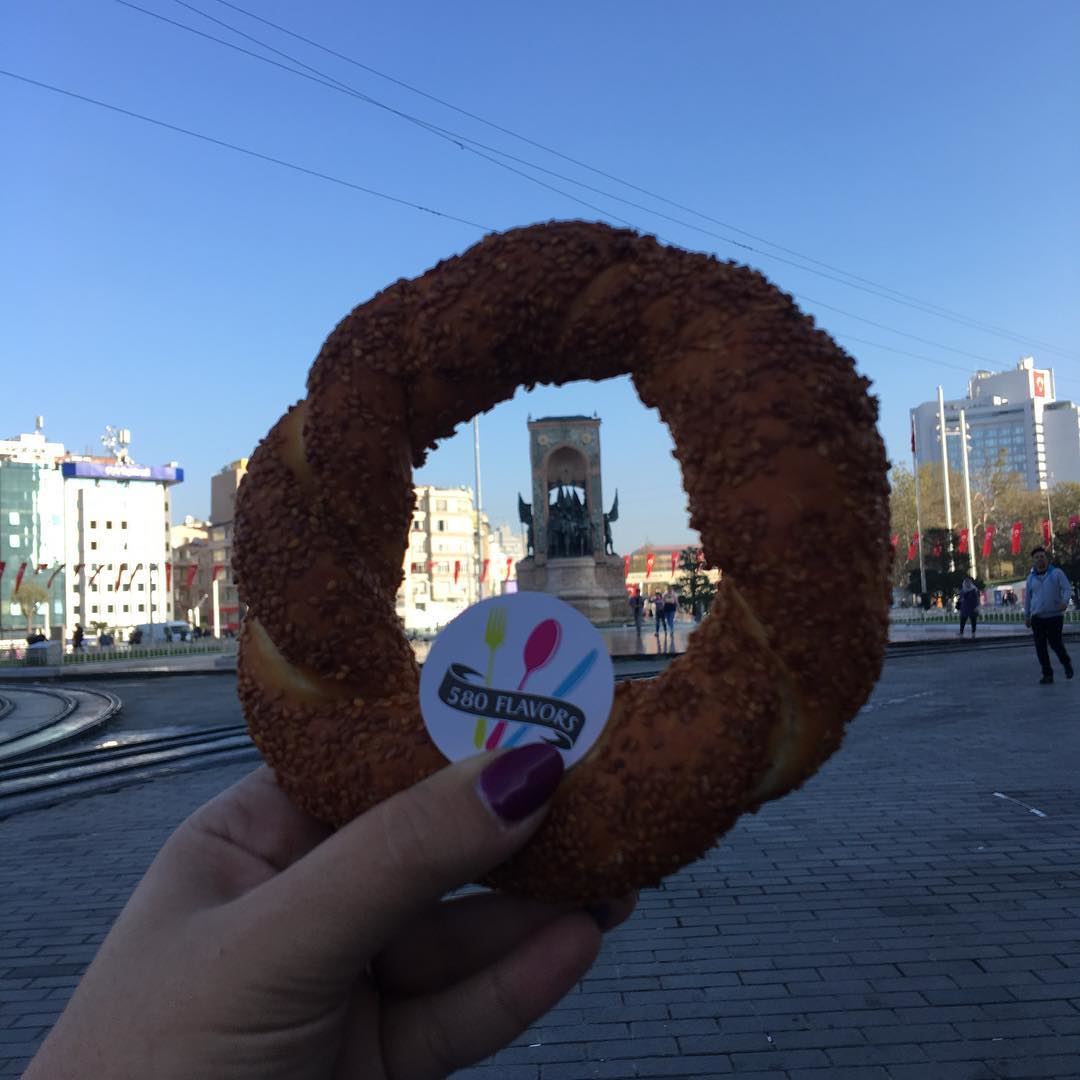 Take me back 😍😍 Simit all the way ✌🏻 istanbul  turkey  taksimsquare ..... (Taksim)