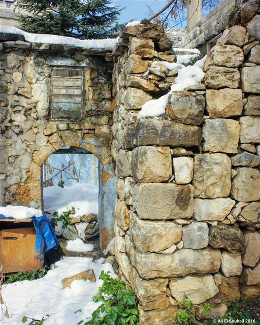  tb  winter  snow  jezzine  old  wall  door  rock ... (Jezzîne, Al Janub, Lebanon)
