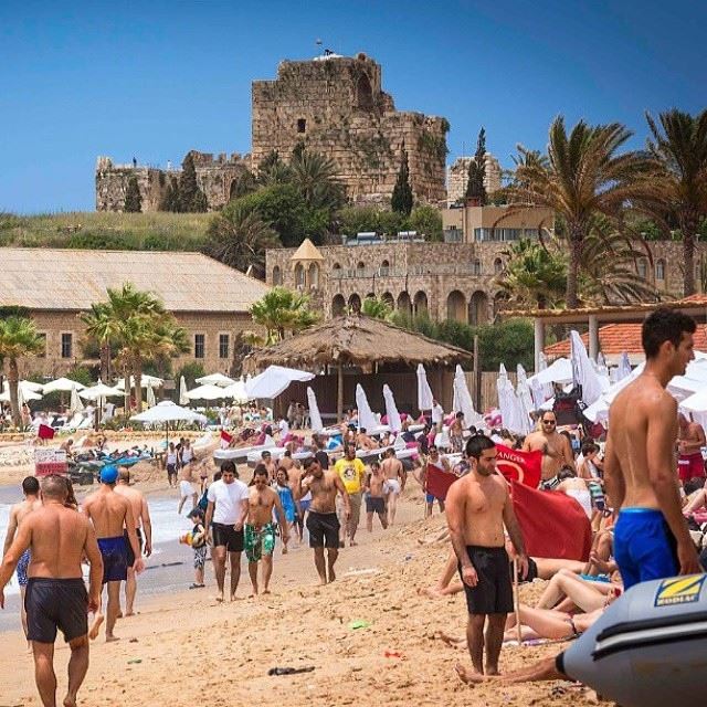 That's how Lebanese Beaches look-like.. everyone is enjoying Summer time 🌞🏊🏄🎾🏀🏃 (Byblos, Lebanon)