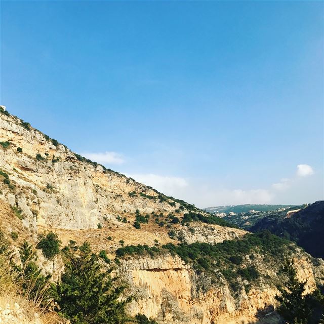 🏞That time we climbed a mountain to visit a hermit Orthodox monastery 🇱🇧 (Hamatoura Monastery)