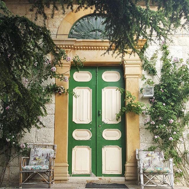 The beautifully matched colors of this house' entrance make us feel we are already welcomed 💚🌿 liveauthentic (Douma, Liban-Nord, Lebanon)