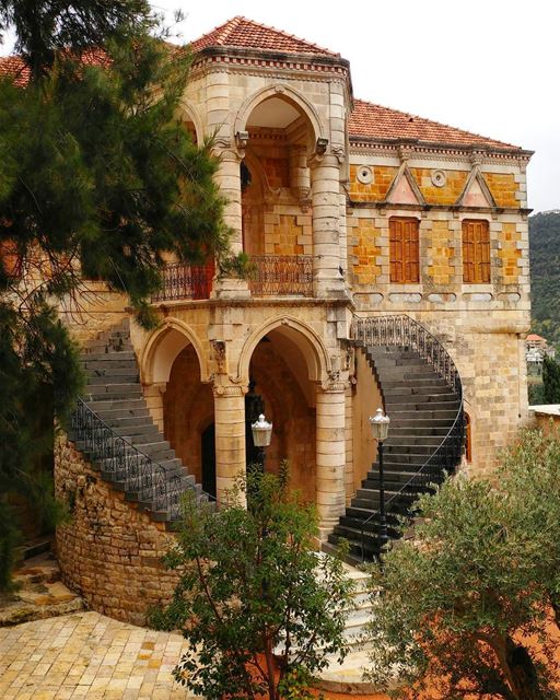 The castle of all seasons ❤ Got lucky today to revisit this magical place... (El-Mukhtarah, Mont-Liban, Lebanon)