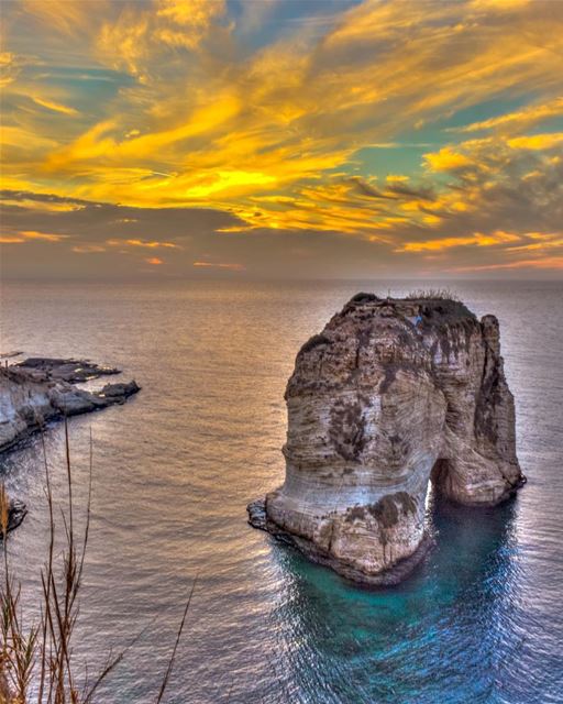 The golden hour 🌅.... Beirut Sunset sky clouds nature landscape sea... (Ar Rawshah, Beyrouth, Lebanon)