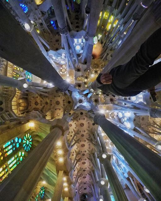 The meeting of Heaven and Earth 🙏🏻 Merry Christmas Everyone ... (Basílica de la Sagrada Família)